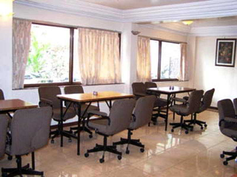Hotel Chicago Ahmedabad Esterno foto