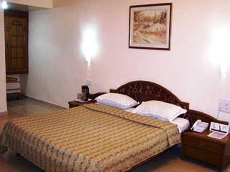 Hotel Chicago Ahmedabad Esterno foto