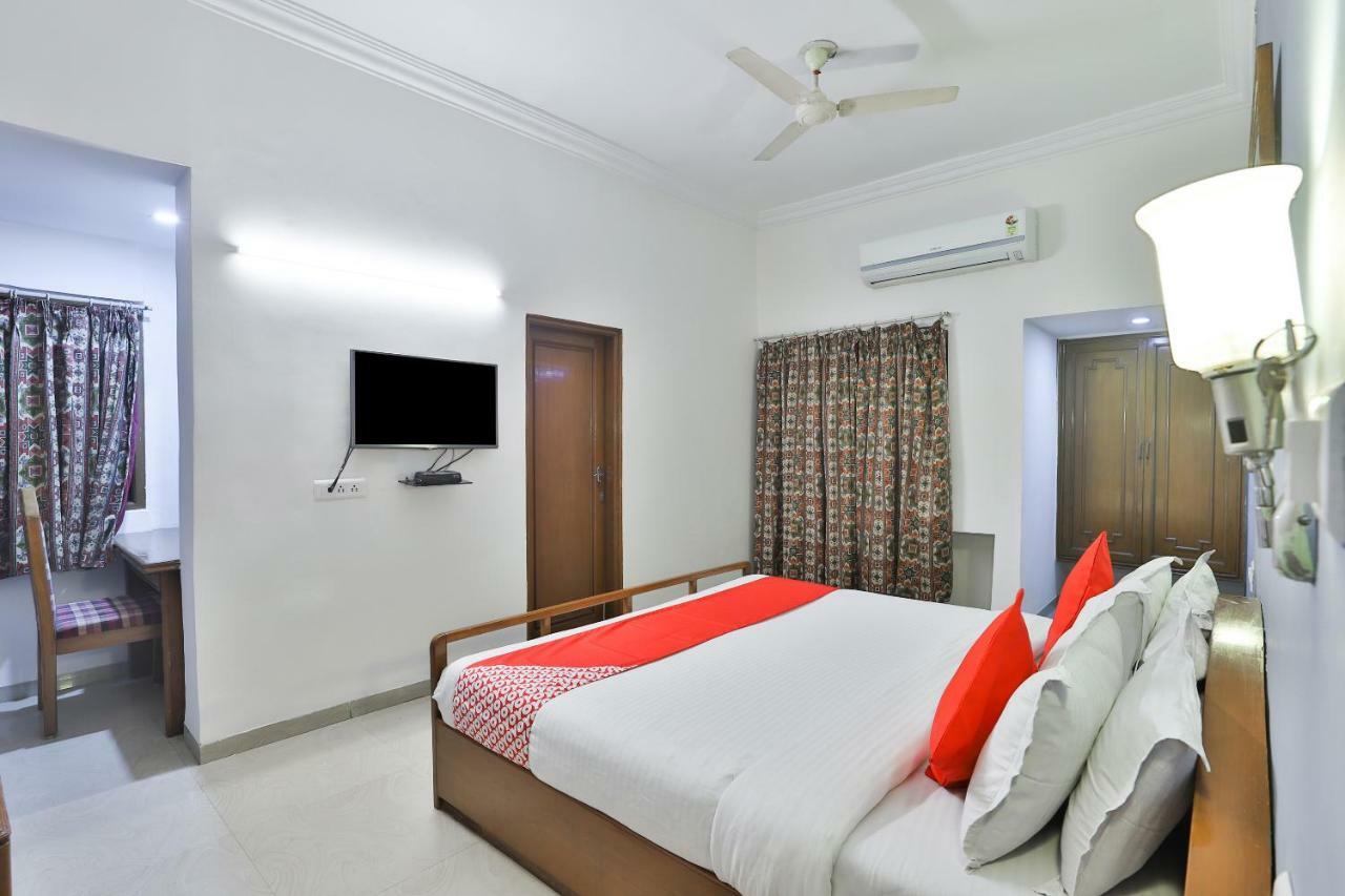 Hotel Chicago Ahmedabad Esterno foto