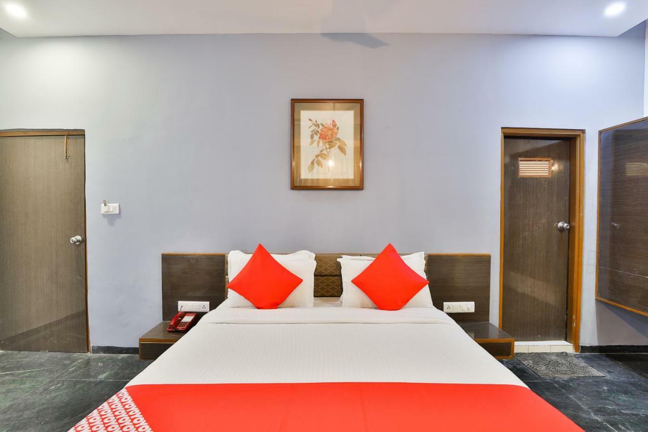 Hotel Chicago Ahmedabad Esterno foto