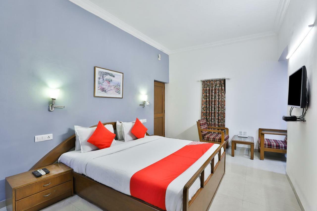 Hotel Chicago Ahmedabad Esterno foto