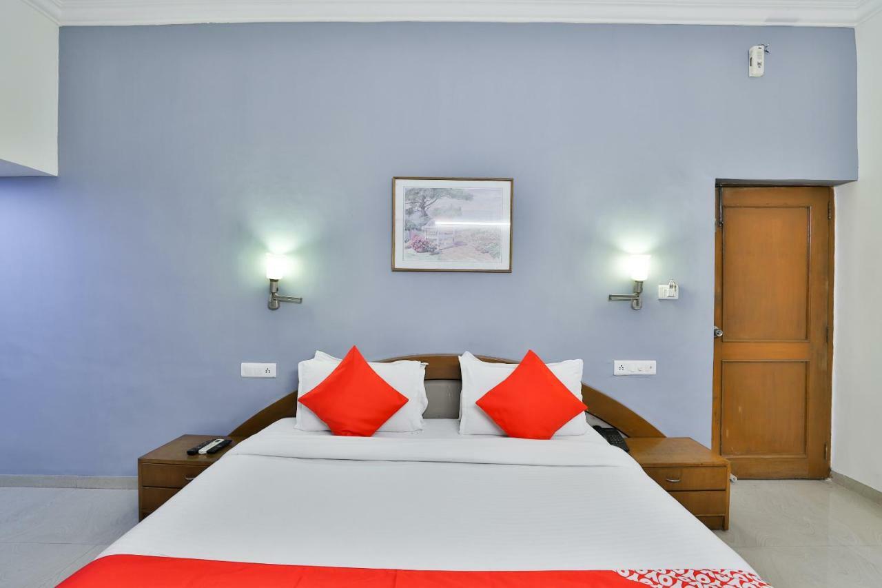 Hotel Chicago Ahmedabad Esterno foto