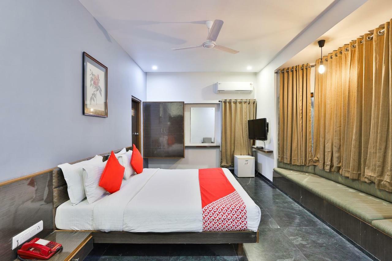 Hotel Chicago Ahmedabad Esterno foto
