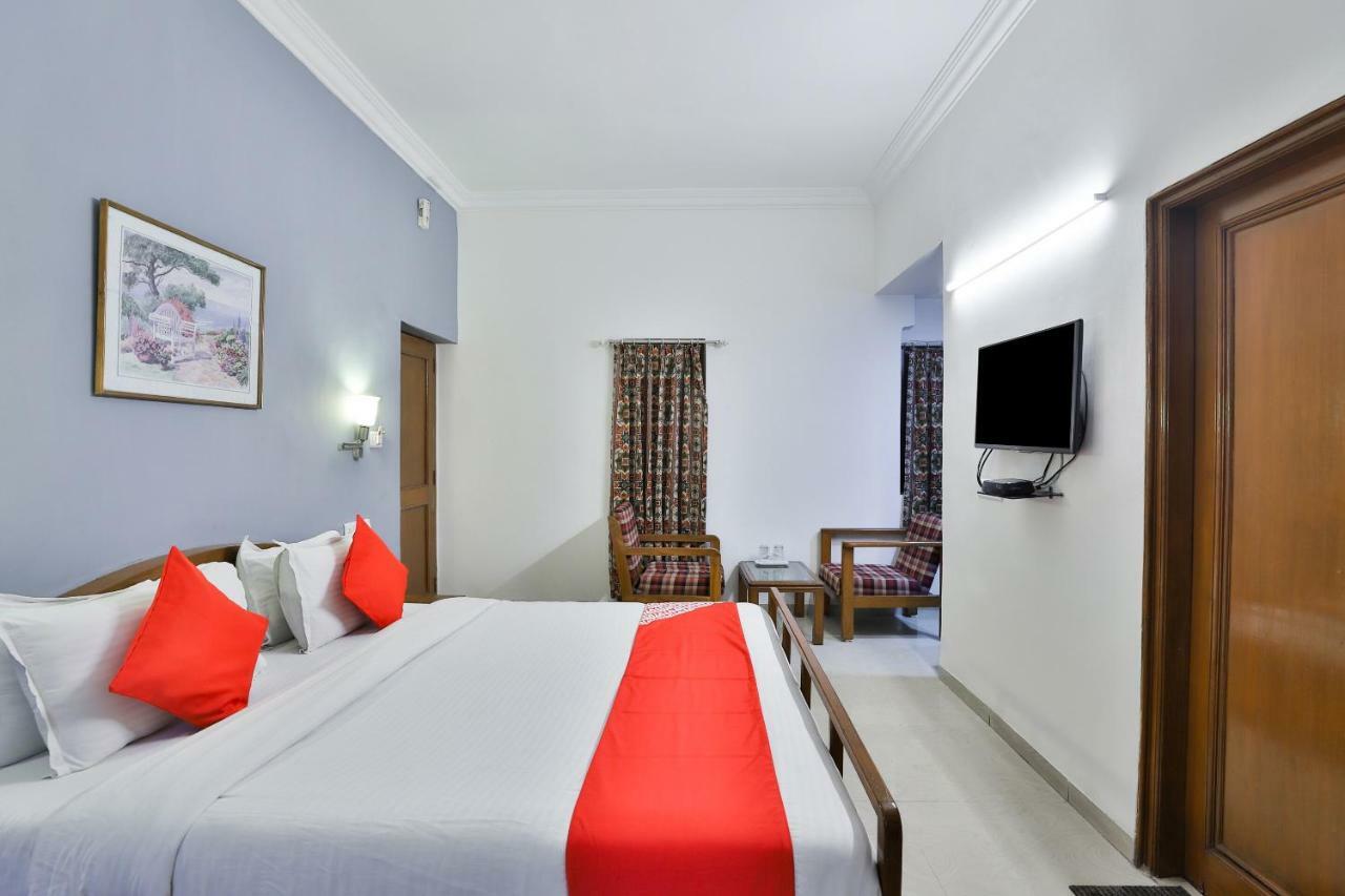 Hotel Chicago Ahmedabad Esterno foto