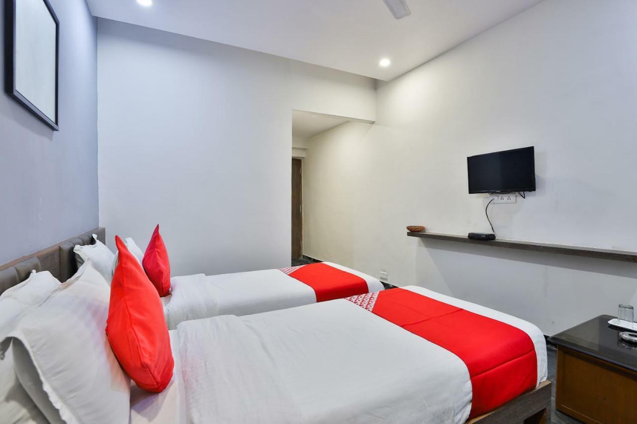 Hotel Chicago Ahmedabad Esterno foto