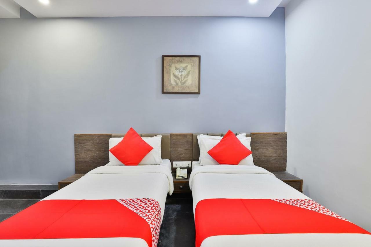 Hotel Chicago Ahmedabad Esterno foto
