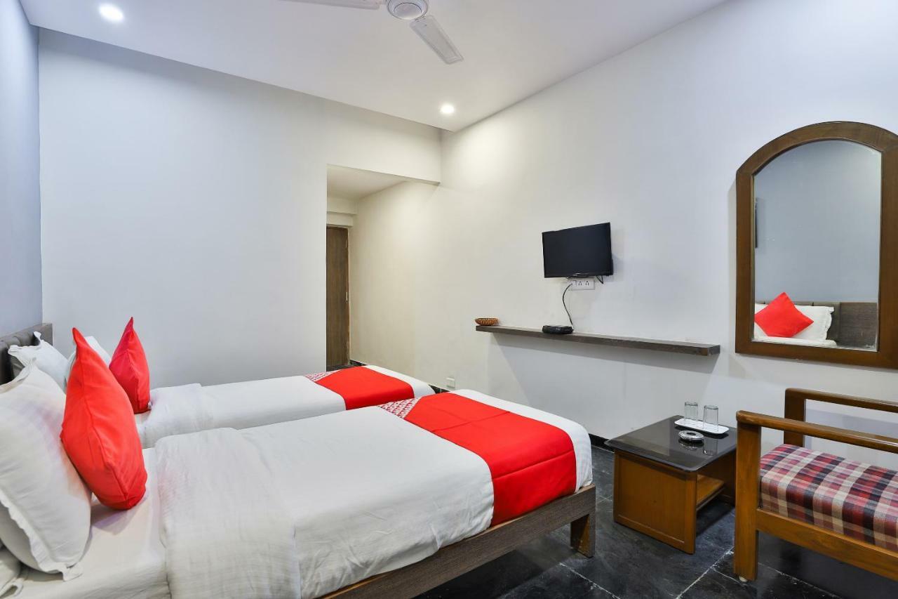 Hotel Chicago Ahmedabad Esterno foto